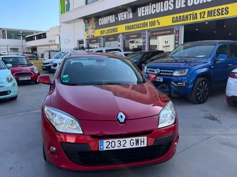 Usado Renault Mégane GrandTour Dynamique 110 CV (80 kW) 2010 Granate Familiar