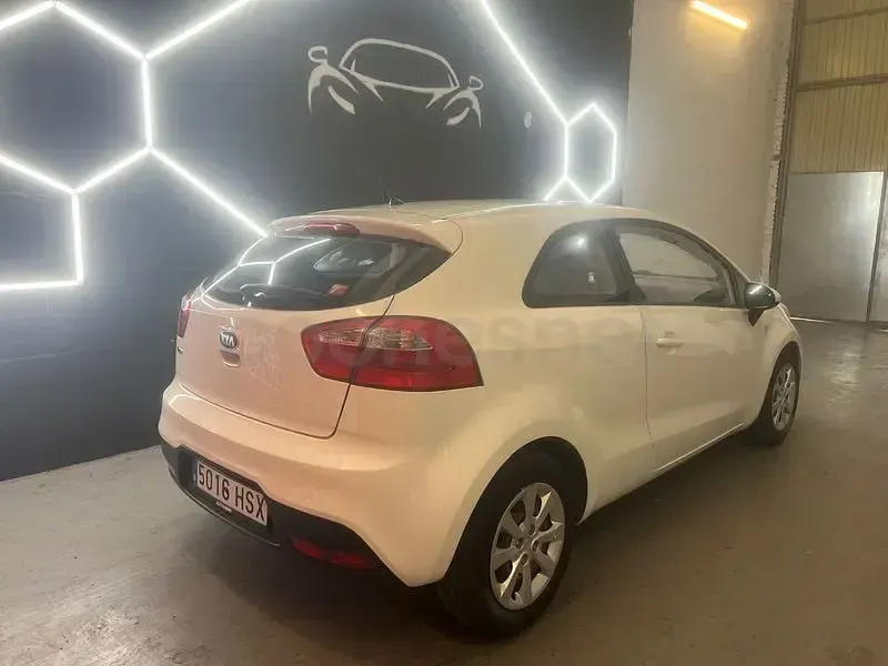 Usado Kia Rio 85 CV (62 kW) 2013 Blanco Berlina