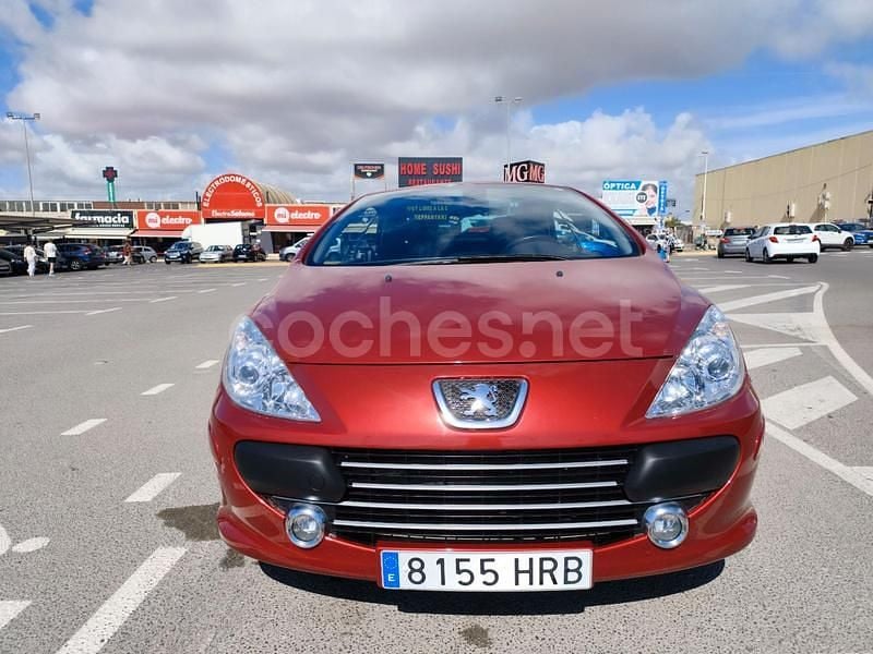 Usado Peugeot 307 CC 143 CV (105 kW) 2006 Granate Descapotable