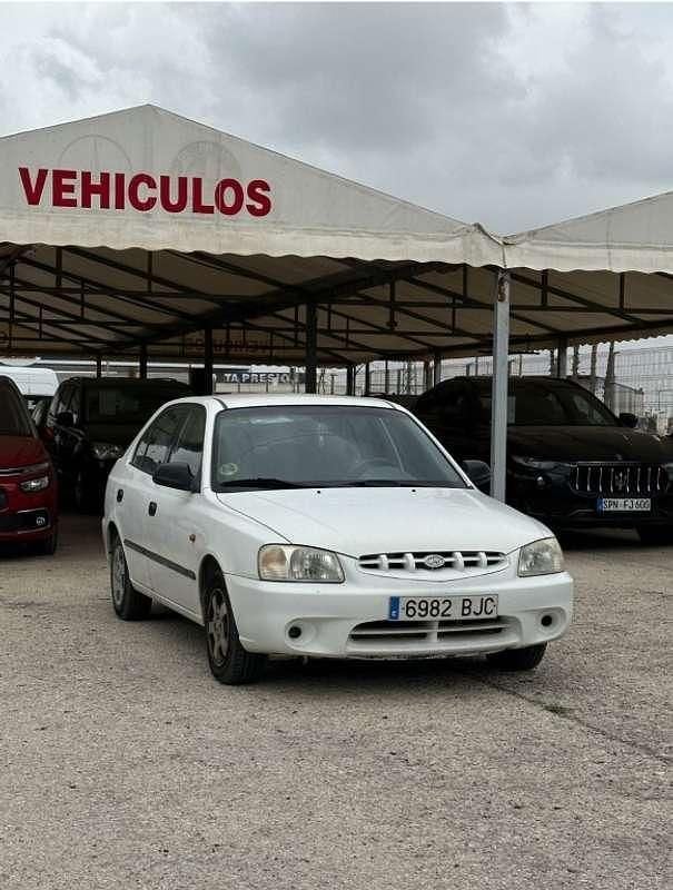 Usado Hyundai Accent GLS 84 CV (61 kW) 2001 Blanco Utilitario