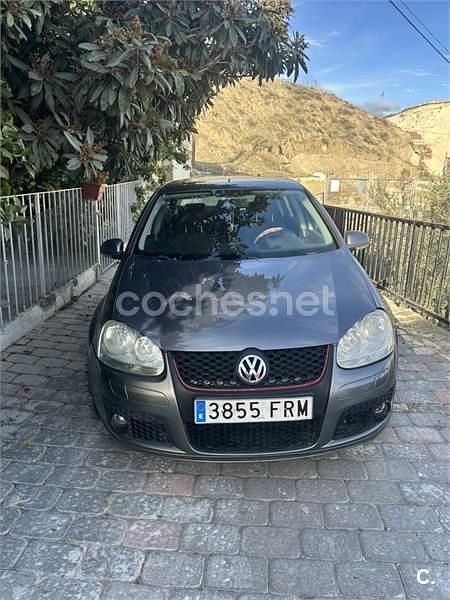 Usado VW Golf V Highline 105 CV (77 kW) 2007 Gris / plata Berlina