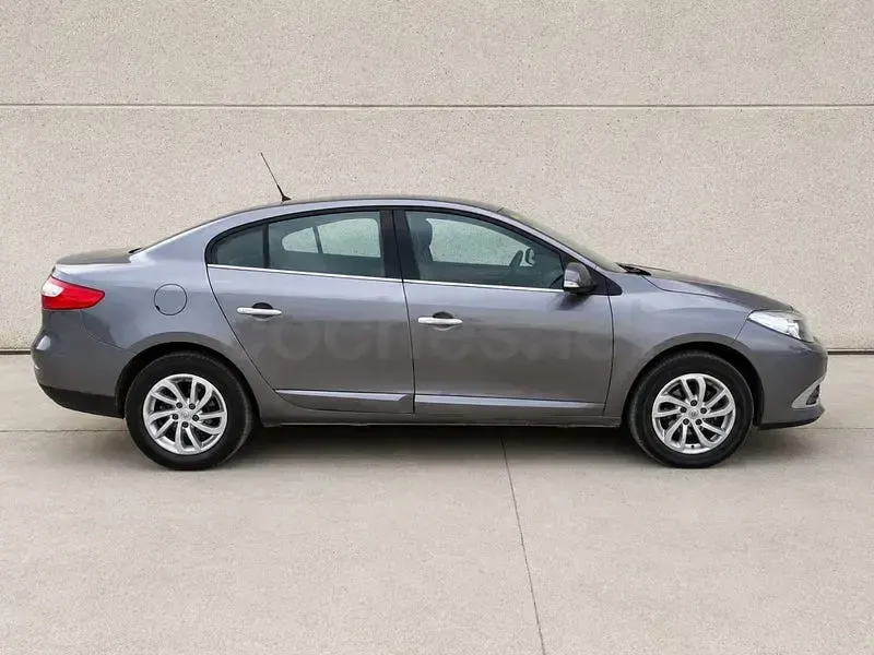 Usado Renault Fluence Dynamique 110 CV (80 kW) 2014 Gris / plata Berlina