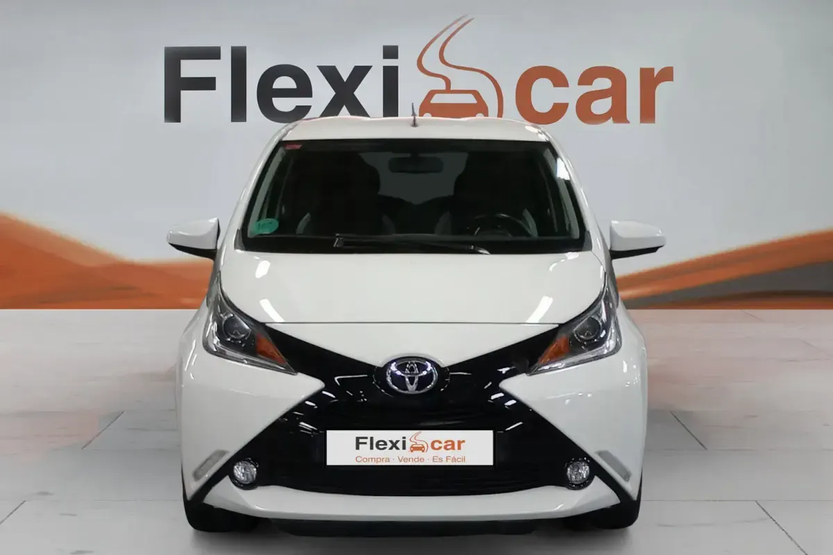 Usado Toyota Aygo X-cite 69 CV (50 kW) 2018 Blanco Utilitario