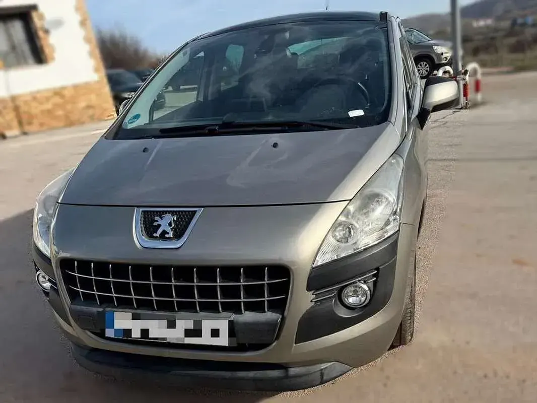 Usado Peugeot 3008 Premium 120 CV (88 kW) 2011 Gris Familiar