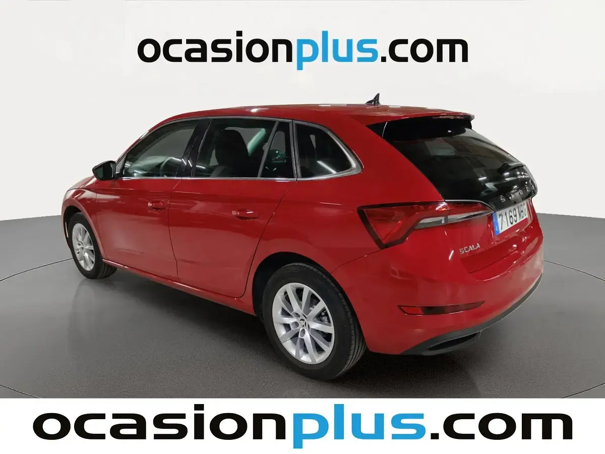 Usado Skoda Scala Ambition 110 CV (80 kW) 2022 Rojo Utilitario