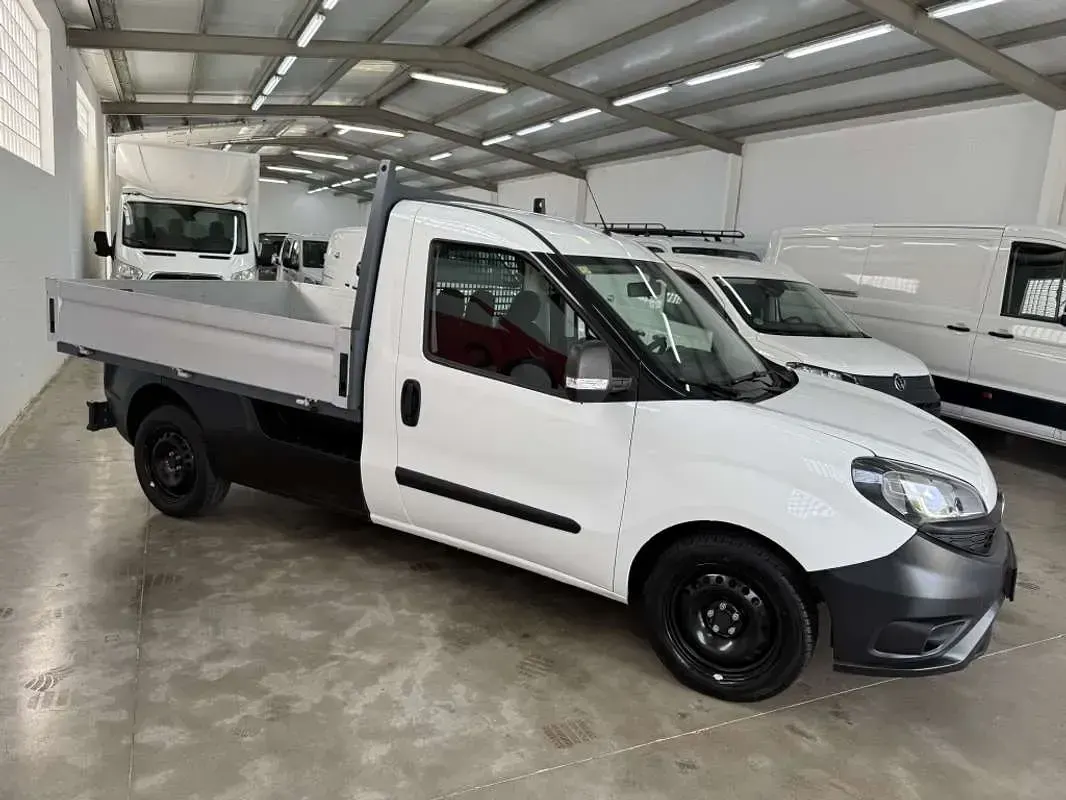 Usado Fiat Doblò 95 CV (69 kW) 2018 Blanco Monovolumen