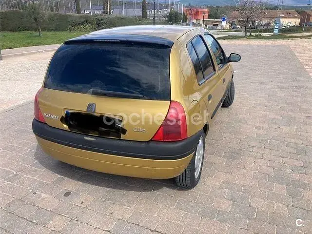 Usado Renault Clio 90 CV (66 kW) 1999 Amarillo Berlina