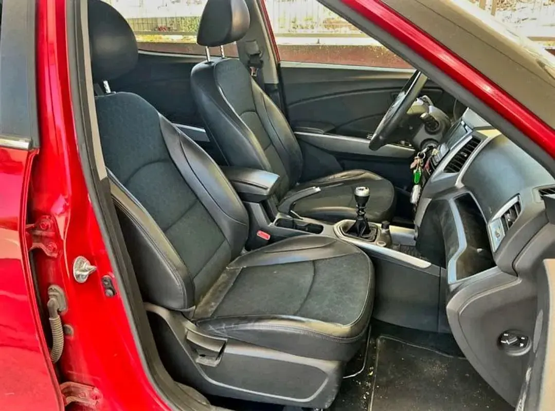 Usado SsangYong Tivoli 116 CV (85 kW) 2016 Rojo SUV