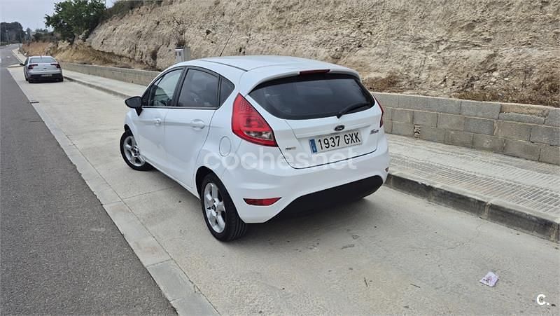 Usado Ford Fiesta Trend 95 CV (69 kW) 2010 Blanco Utilitario