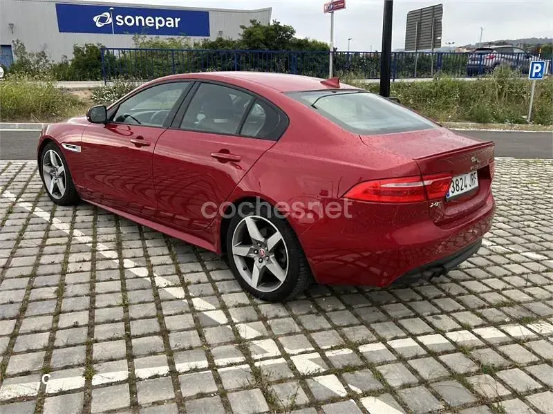 Usado Jaguar XE R-Sport 180 CV (132 kW) 2016 Rojo Berlina