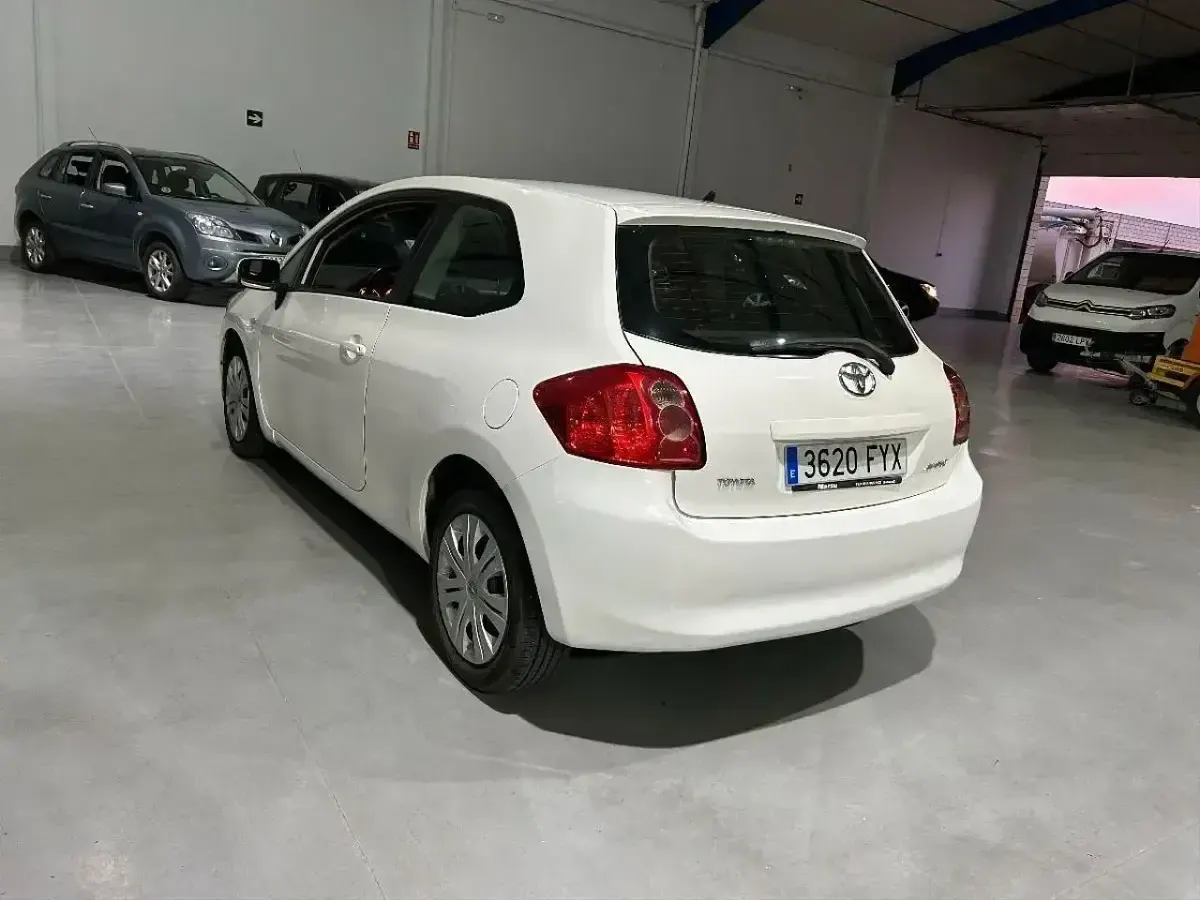 Begagnad Toyota Auris 90 HK (66 kW) 2007 Vit Halvkombi