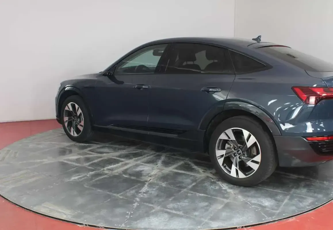 Usado Audi Q8 e-tron Advanced 300 kW (408 CV) 2023 Azul SUV