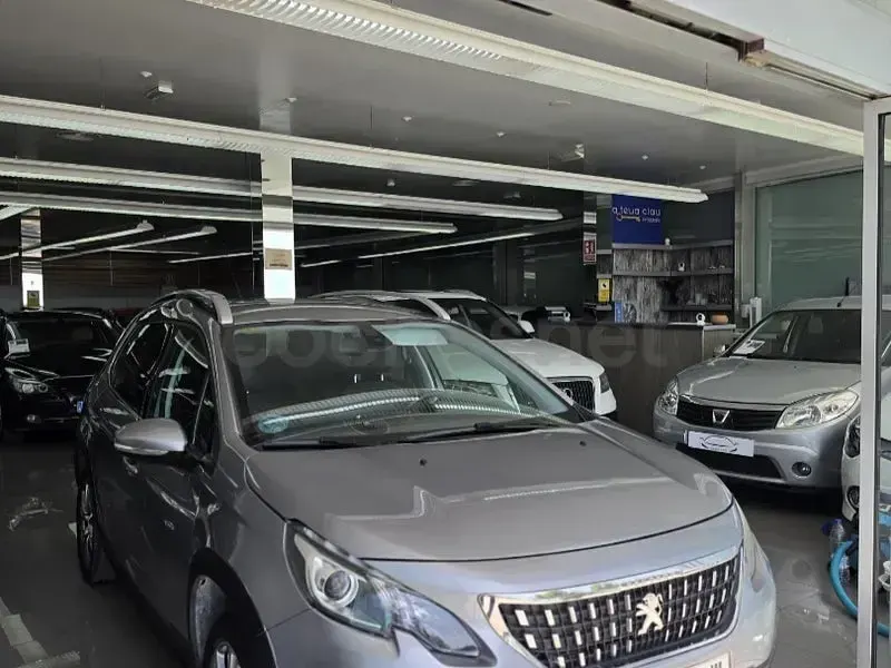 Usado Peugeot 2008 Allure 120 CV (88 kW) 2016 Gris / plata SUV