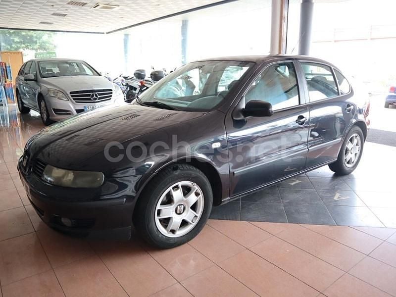 Negro Usado 2002 Seat Leon Sport Berlina | 3100 € (Precio justo) - Imagen 1/4