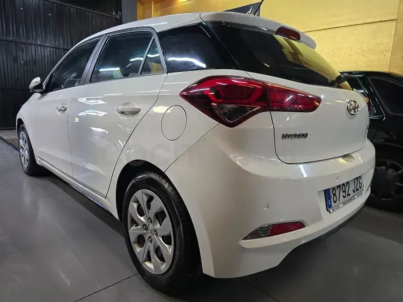Usado Hyundai i20 84 CV (61 kW) 2017 Blanco Berlina