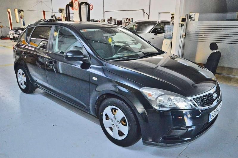 Usado Kia Ceed 90 CV (66 kW) 2010 Negro Utilitario