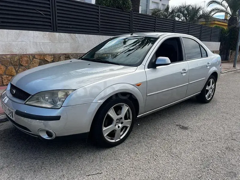 Usado Ford Mondeo Trend 115 CV (84 kW) 2004 Gris / plata Berlina