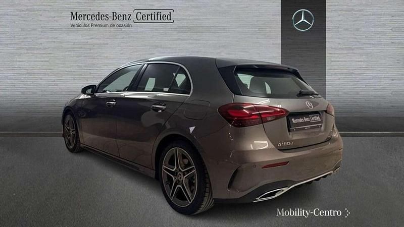 Usado Mercedes A180 109 CV (80 kW) 2024 Gris Utilitario