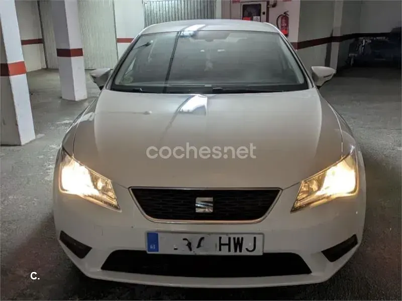 Usado Seat Leon Reference 105 CV (77 kW) 2014 Blanco Berlina