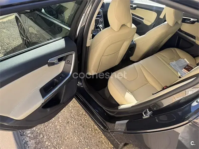 Usado Volvo V60 285 CV (209 kW) 2015 Negro Familiar