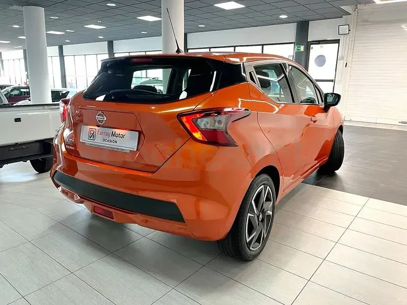Usado Nissan Micra Acenta 92 CV (67 kW) 2022 Naranja Utilitario
