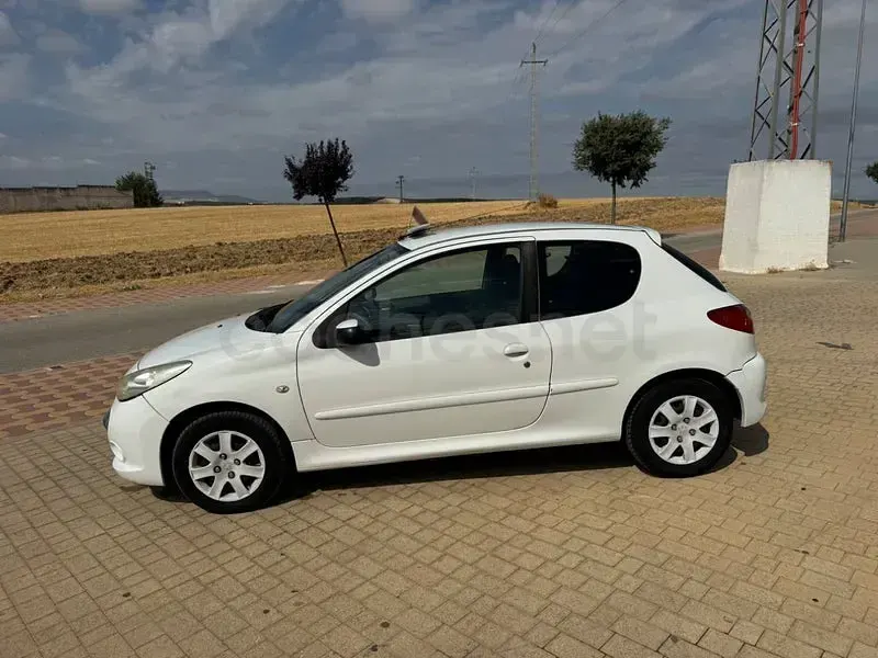 Usado Peugeot 206 70 CV (51 kW) 2009 Blanco Berlina