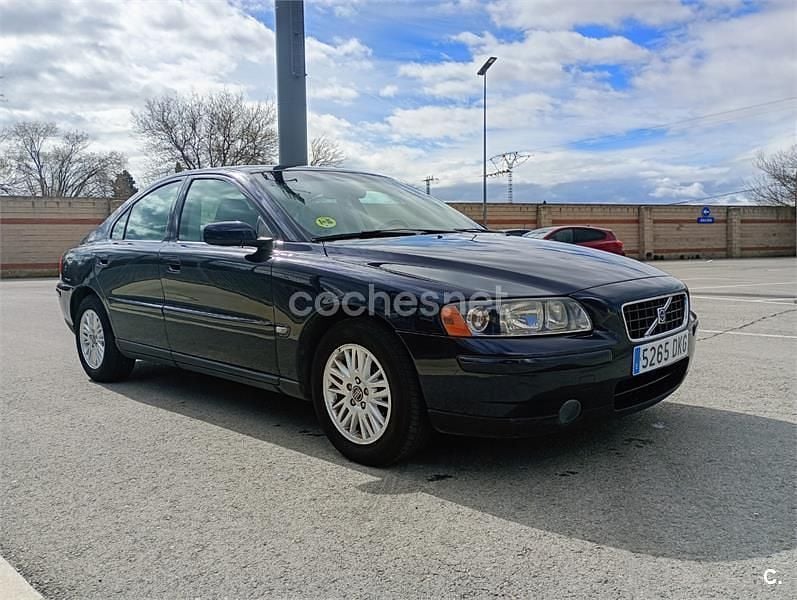 Usado Volvo S60 Momentum 140 CV (102 kW) 2005 Azul Berlina