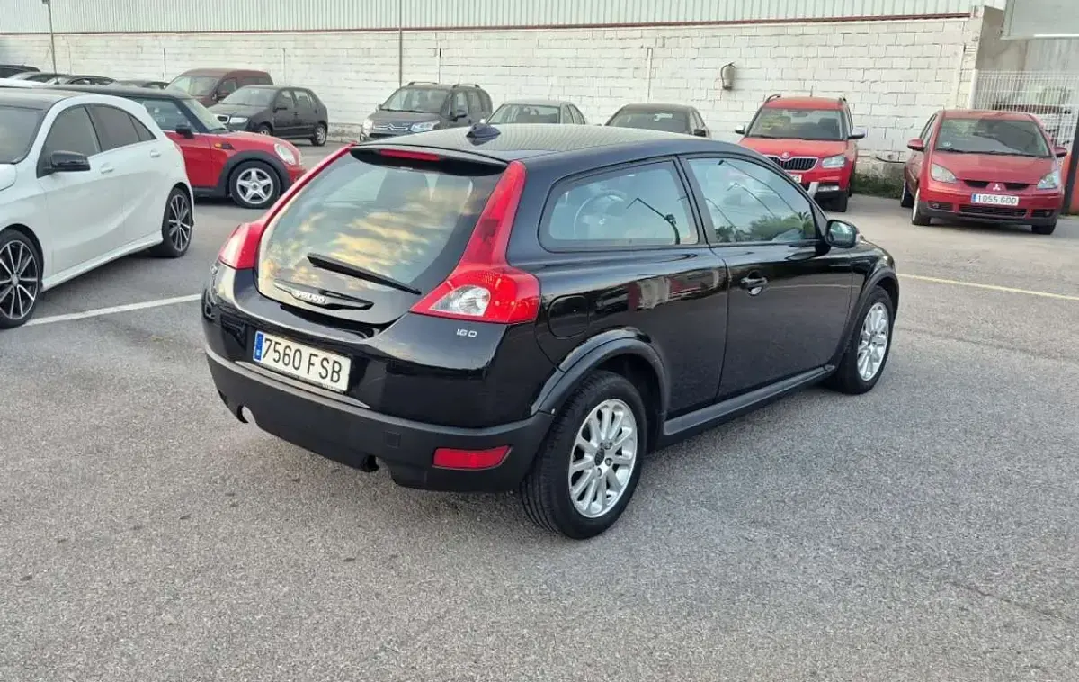 Usado Volvo C30 Kinetic 109 CV (80 kW) 2007 Negro Utilitario