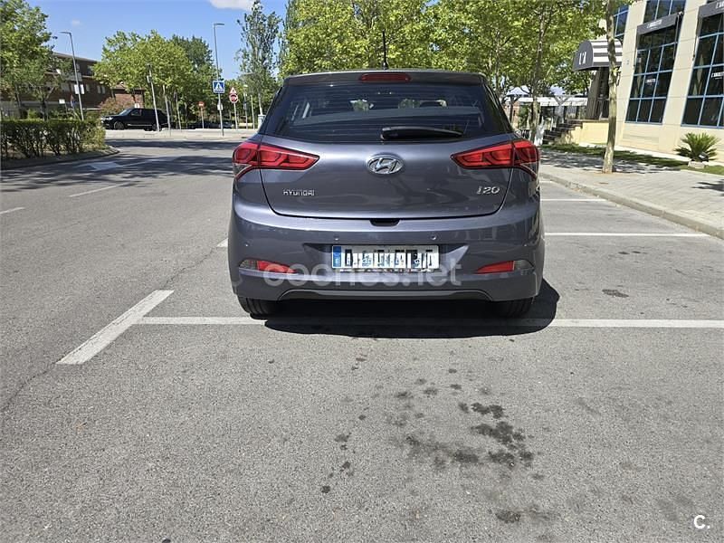 Usado Hyundai i20 84 CV (61 kW) 2016 Gris / plata Berlina