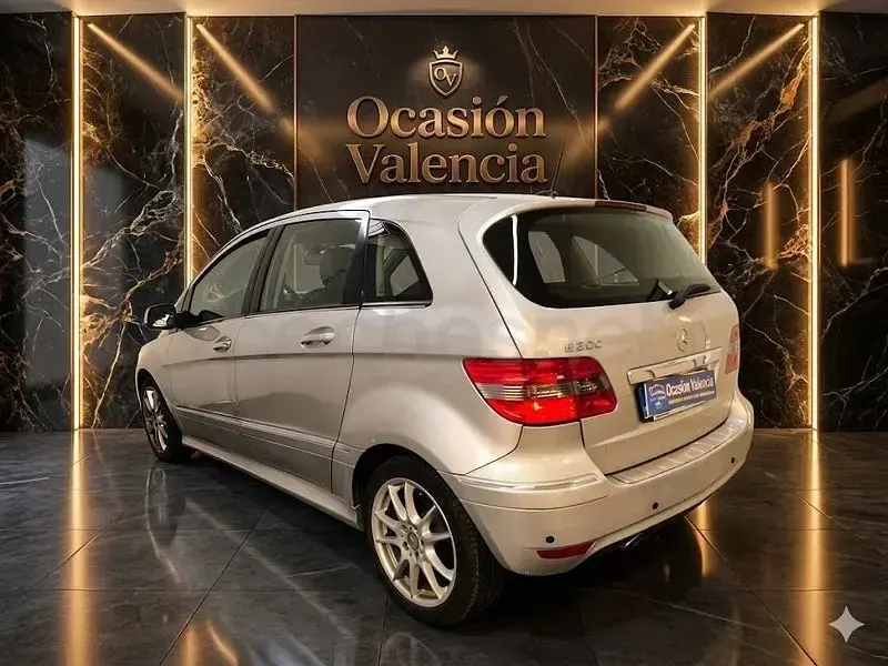 Usado Mercedes B200 136 CV (100 kW) 2009 Gris / plata Monovolumen