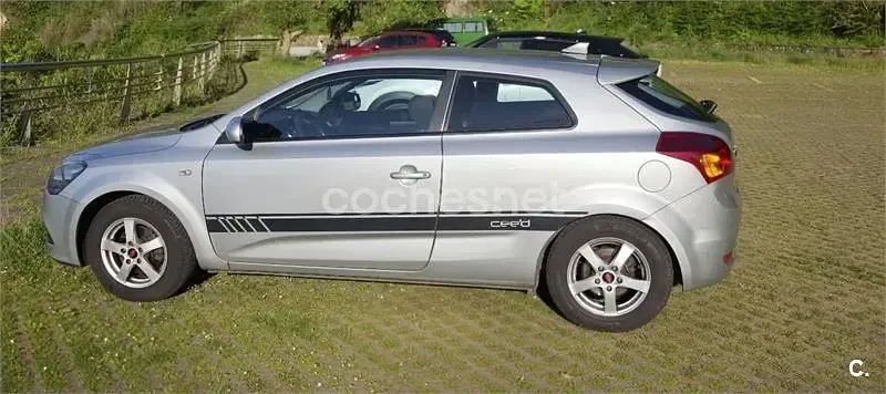 Usado Kia ProCeed 90 CV (66 kW) 2012 Gris / plata Utilitario