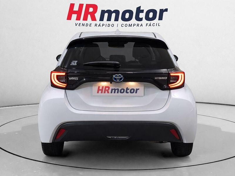 Usado Toyota Yaris Hybrid Active 116 CV (85 kW) 2023 Blanco Berlina