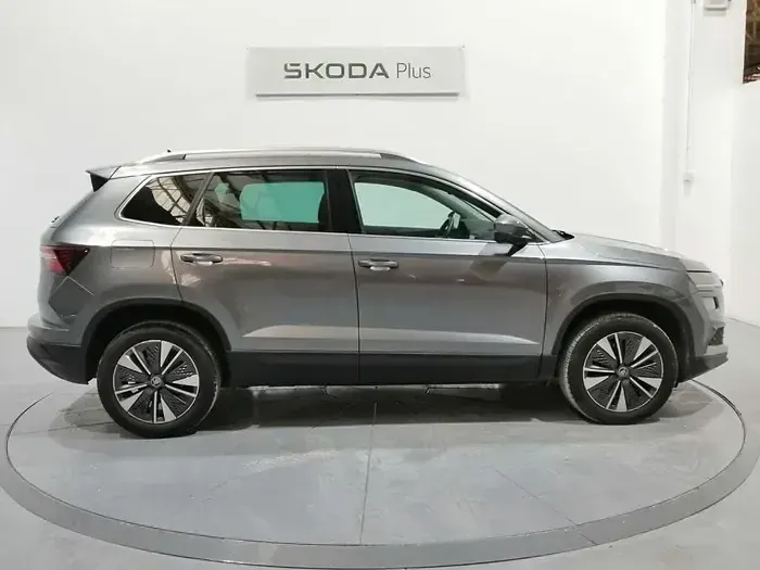Usado Skoda Karoq Selection 150 CV (110 kW) 2025 Gris / plateado SUV