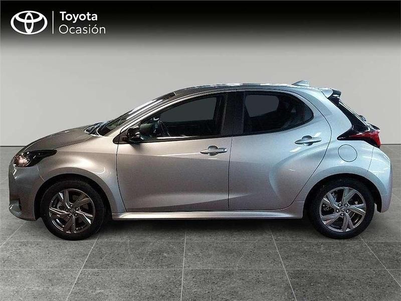 Usado Toyota Yaris Hybrid Active 116 CV (85 kW) 2024 Gris / plata Monovolumen