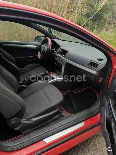 Usado Opel Astra GTC Enjoy 105 CV (77 kW) 2006 Rojo Berlina