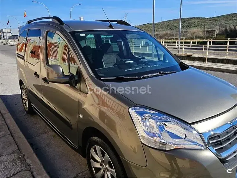 Usado Peugeot Partner Tepee Active 100 CV (73 kW) 2018 Gris / plata Monovolumen