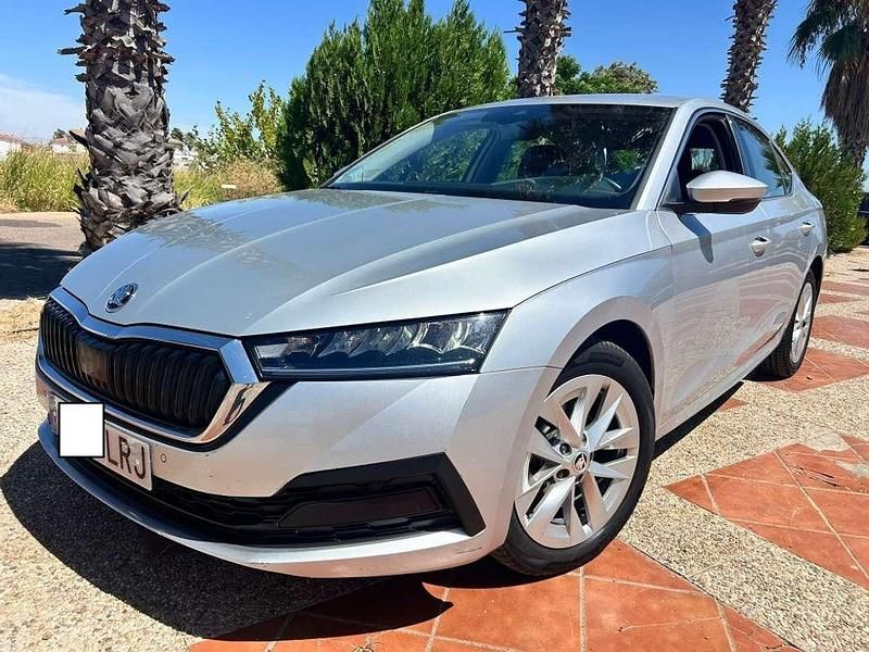 Gris / plata Usado 2021 Skoda Octavia Ambition Berlina | 17.400 € (Precio justo) - Imagen 1/4