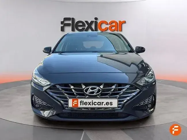 Usado Hyundai i30 136 CV (100 kW) 2021 Gris Berlina