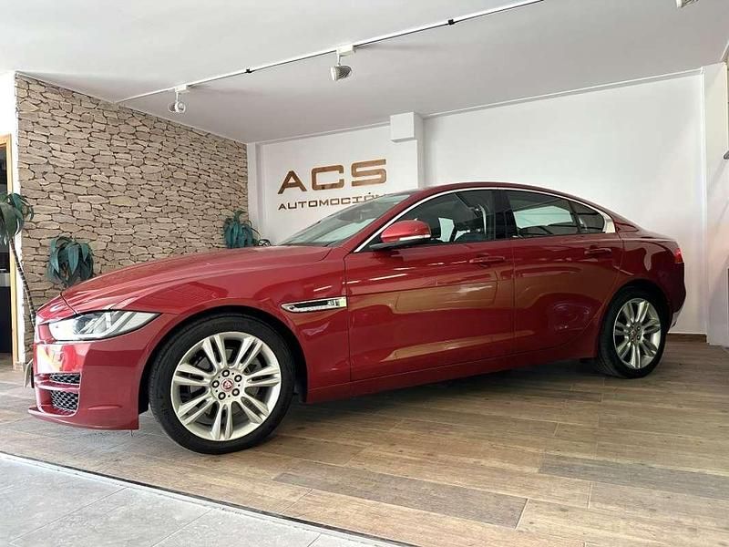 Usado Jaguar XE Prestige 180 CV (132 kW) 2018 Rojo Berlina