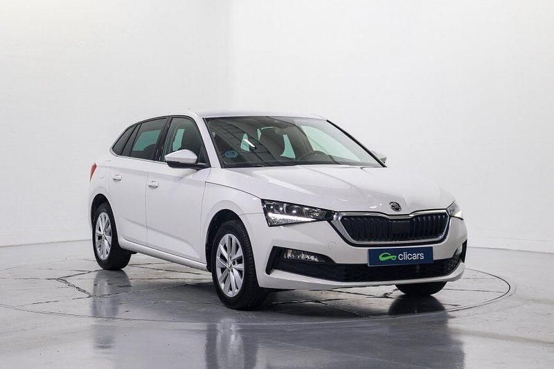 Usado Skoda Scala Selection 116 CV (85 kW) 2023 Blanco Utilitario
