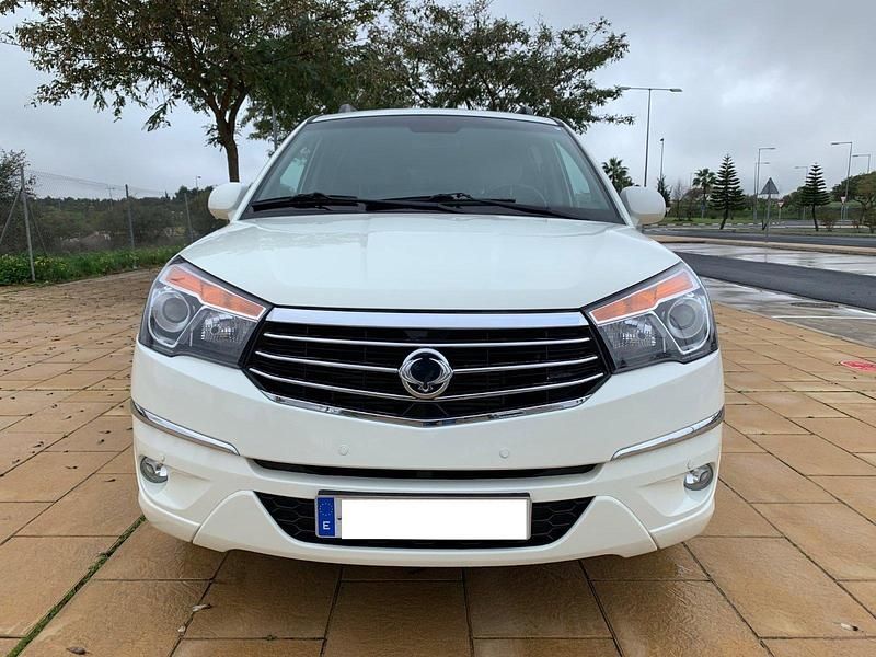Usado SsangYong Rodius Limited 155 CV (114 kW) 2015 Blanco Monovolumen