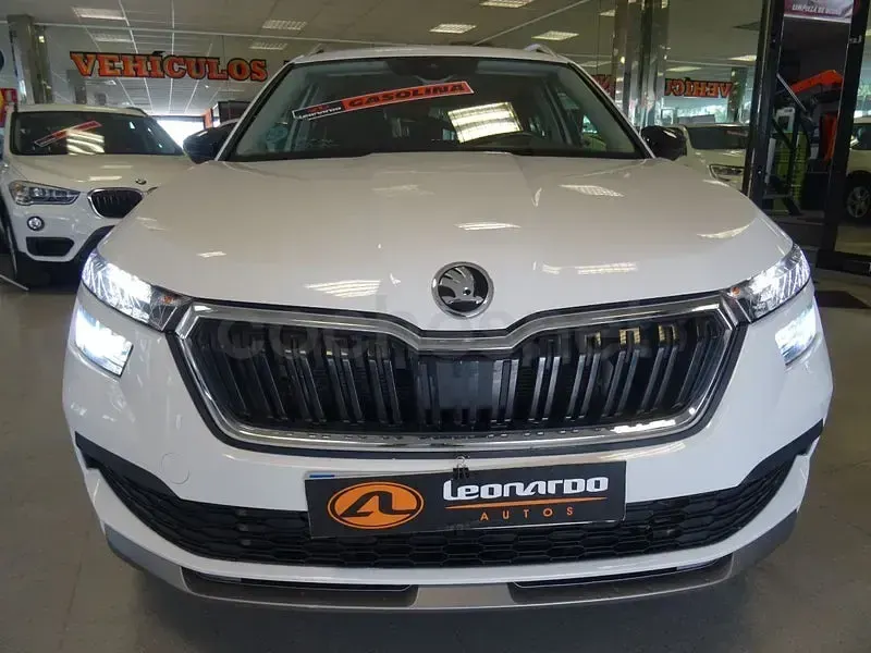 Usado Skoda Kamiq Ambition 110 CV (80 kW) 2022 Blanco SUV