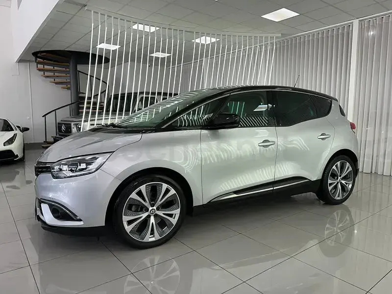 Usado Renault Scénic IV Zen 110 CV (80 kW) 2019 Gris / plata Monovolumen