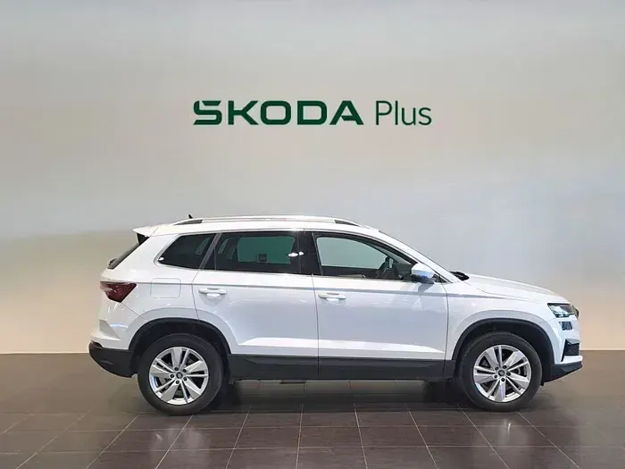 Usado Skoda Karoq Selection 150 CV (110 kW) 2025 Blanco SUV