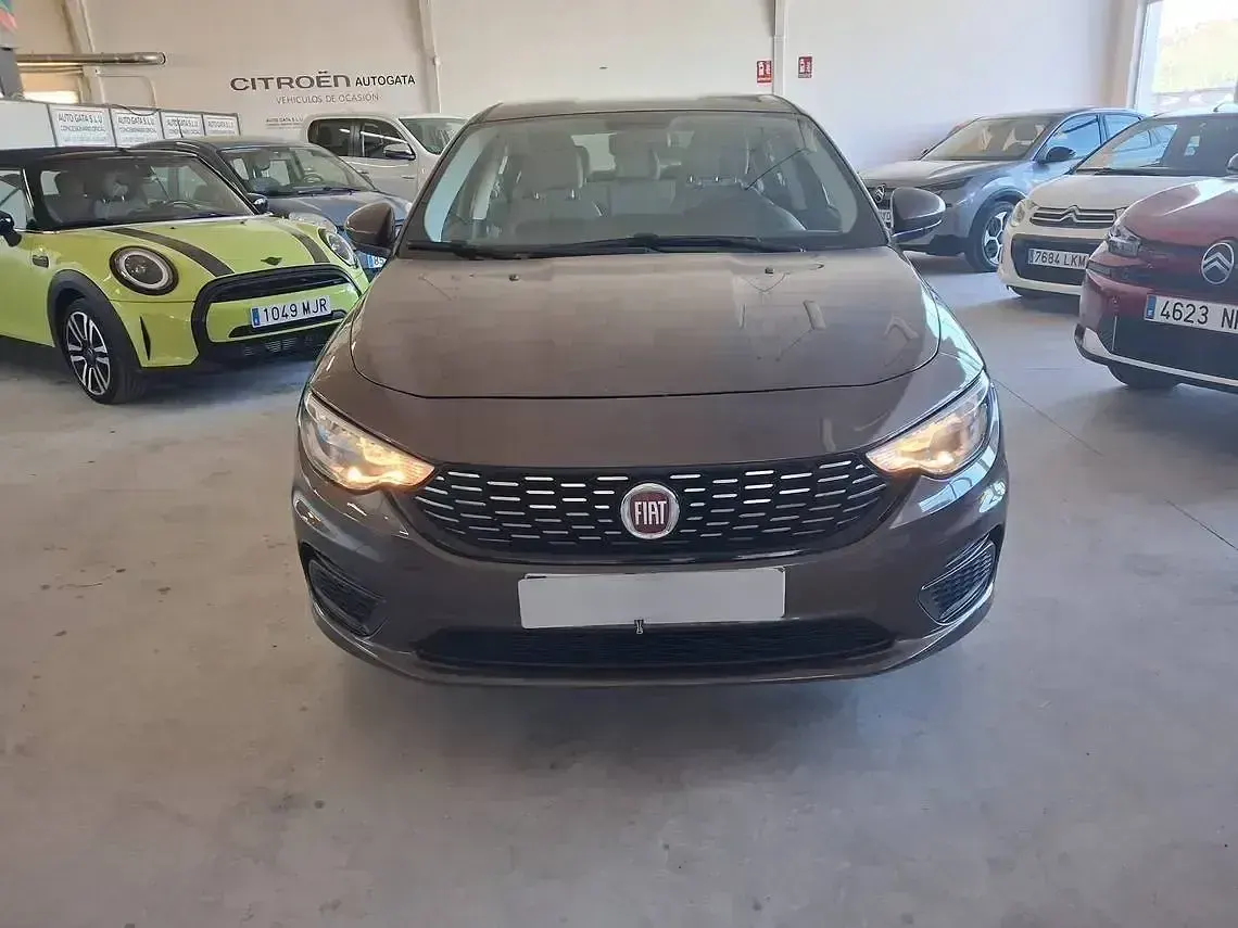 Occasion Fiat Tipo Lounge 95 PK (69 kW) 2017 Rood Sedan