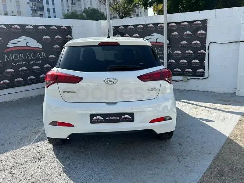 Usado Hyundai i20 90 CV (66 kW) 2017 Blanco Berlina