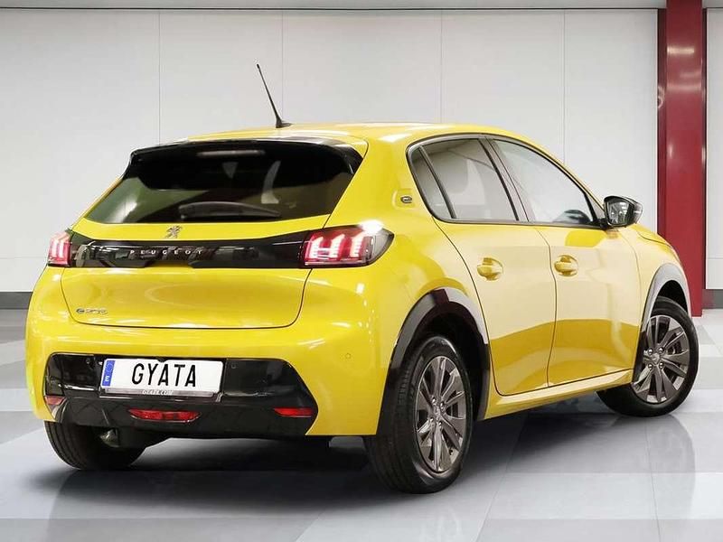 Usado Peugeot e-208 Allure 100 kW (136 CV) 2023 Amarillo Utilitario