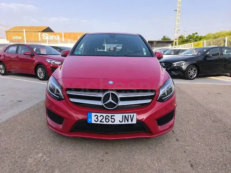 Usado Mercedes B180 AMG line 109 CV (80 kW) 2016 Rojo Utilitario