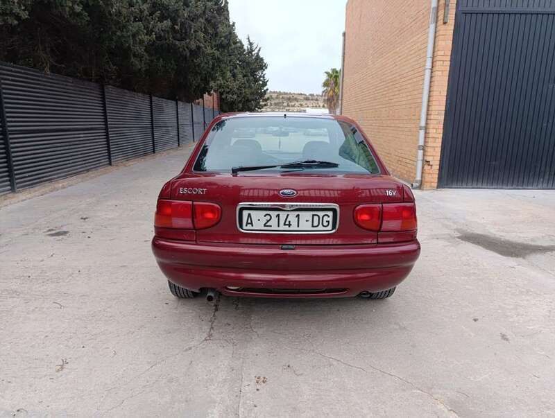 Usado Ford Escort 75 CV (55 kW) 1998 Rojo Berlina