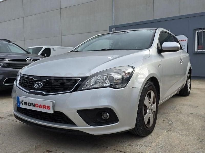 Usado Kia Ceed Plus 90 CV (66 kW) 2012 Beige Utilitario